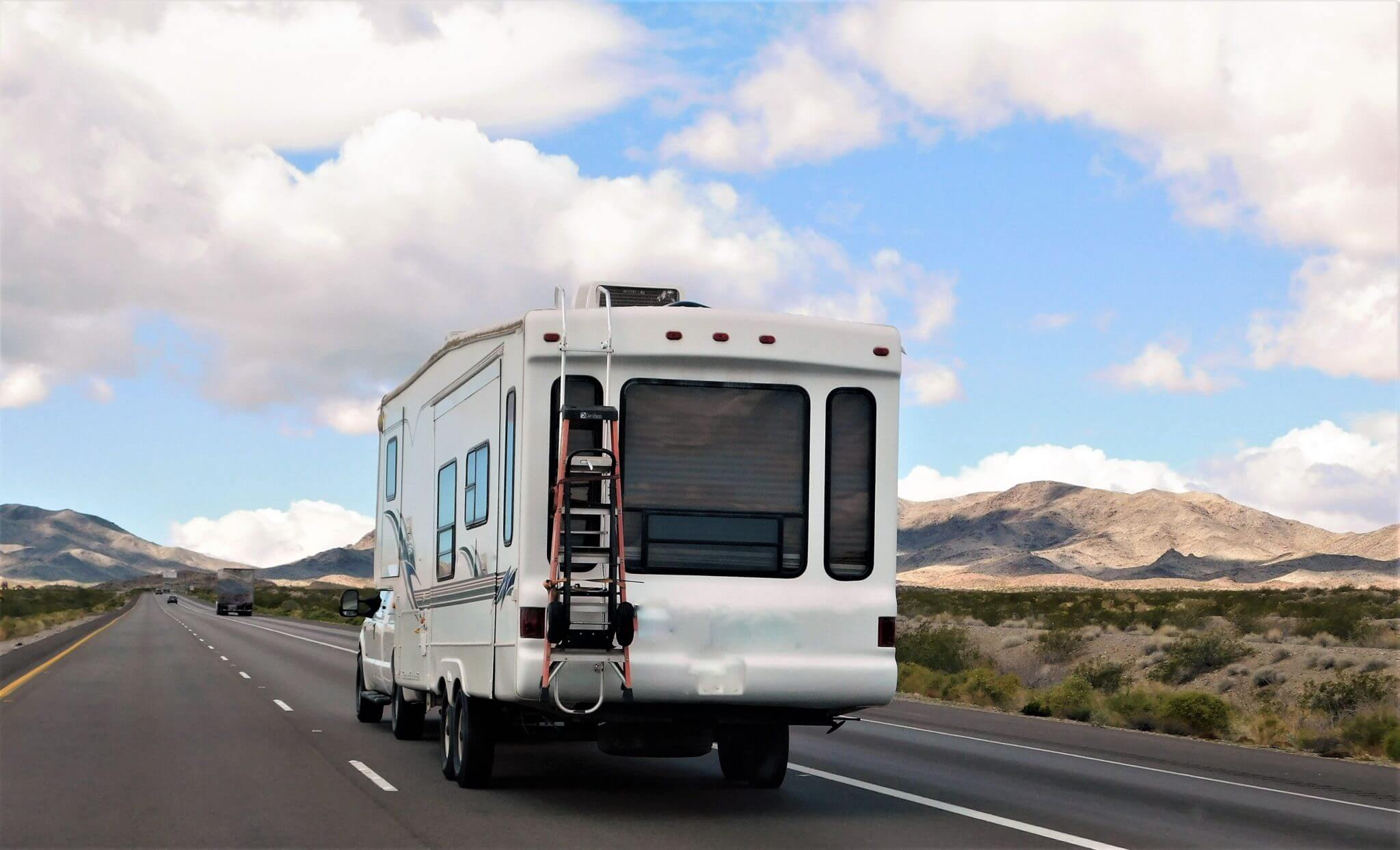 Fifth Wheel vs Travel Trailer: Which RV Is Better? - Getaway Couple