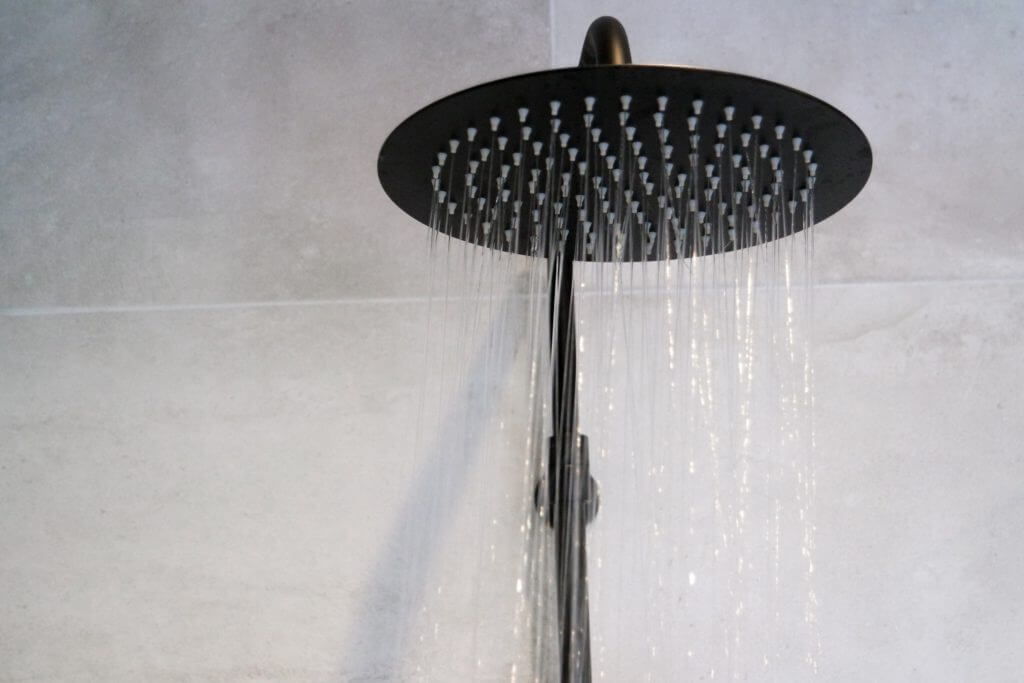 Rain flow showerhead spraying water