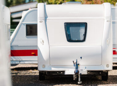 What are the best tiny travel trailers under 3500 lbs in 2021? Pictured is a tiny travel trailer parked on a sales lot around other trailers. Is it the right one for you?
