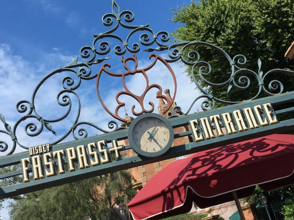 A sign for a ride at Disneyland that says Fastpass entrance 