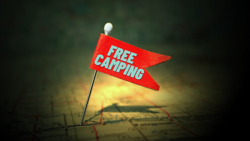 A pin flag on a US map saying Free Camping.