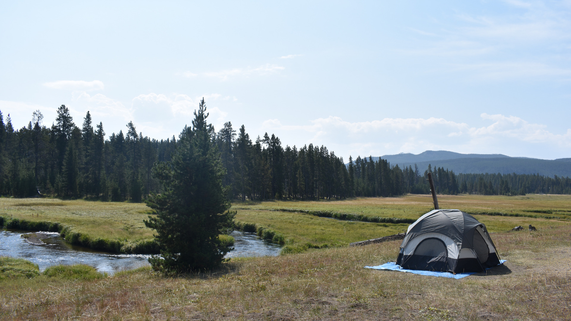 How to Plan an RV Trip to Yellowstone Getaway Couple