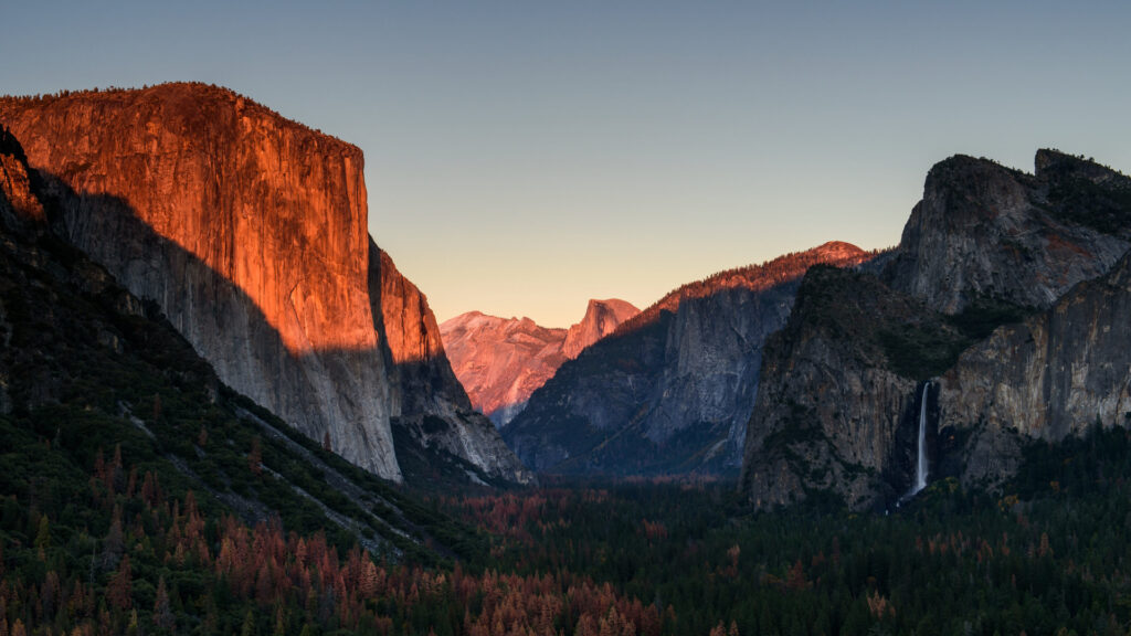 An orange glow descends into the Yosemite Valley in the fall making it a great National Park to visit.