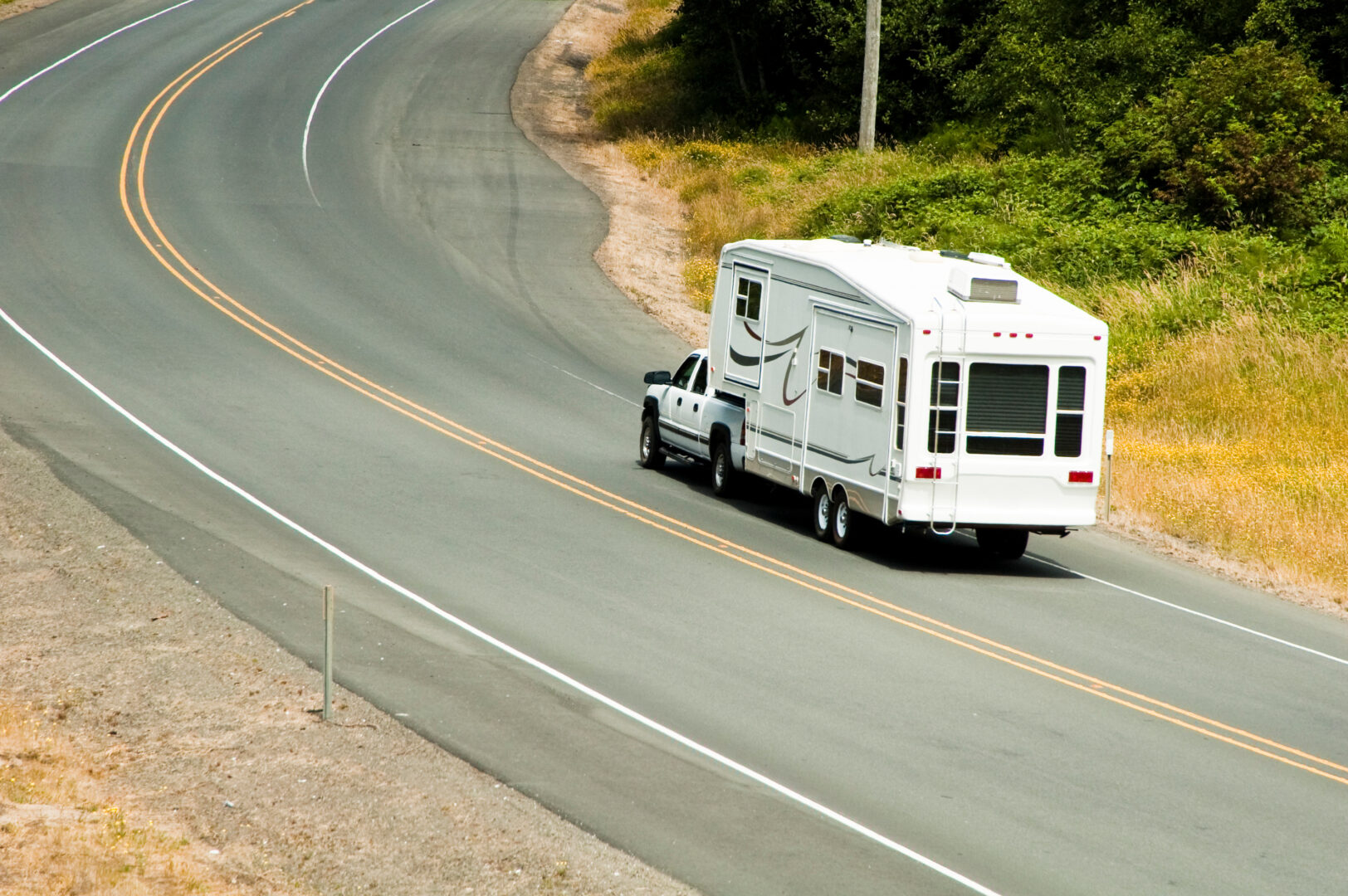 10 Best Small 5th Wheel Trailers in 2022 - Getaway Couple