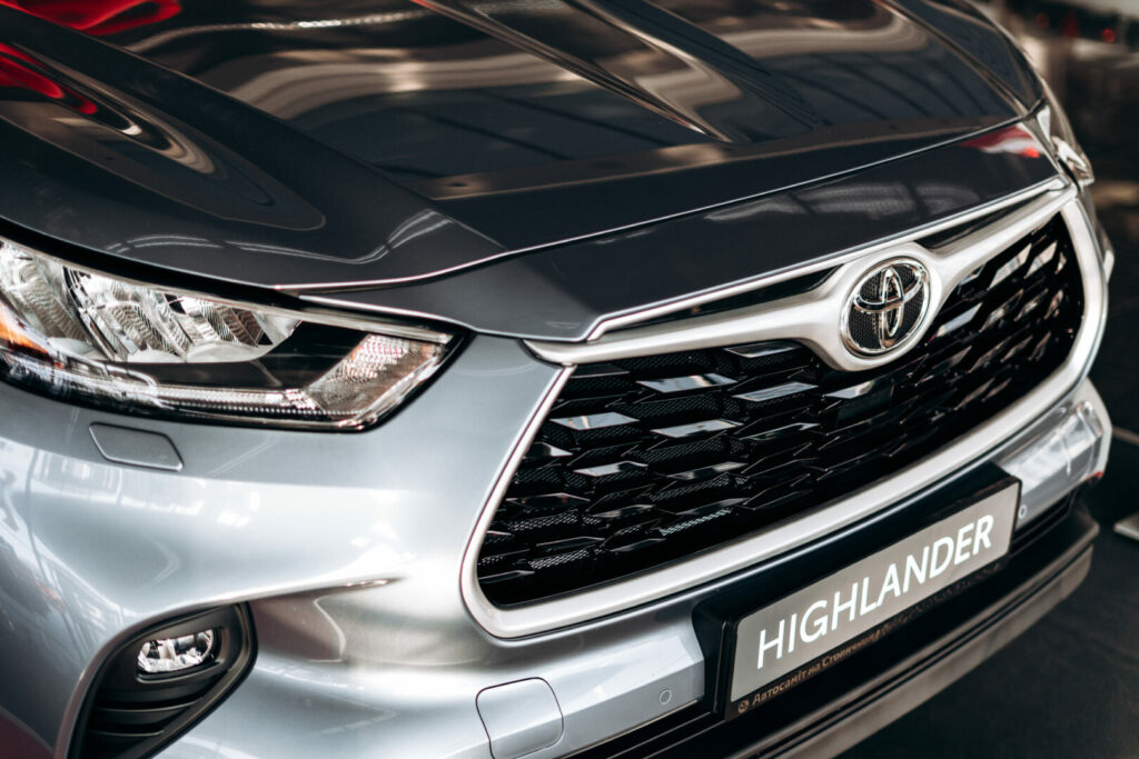 A close up of a Toyota Highlander with an impressive towing capacity.
