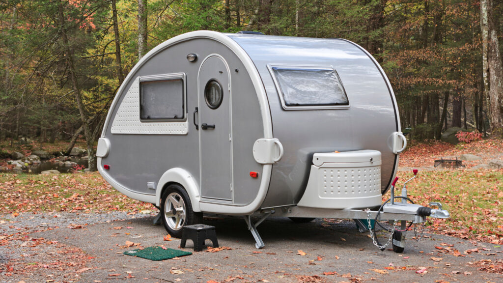 The average camper weight of a teardrop camper is 500 to 3,000 lbs unloaded.