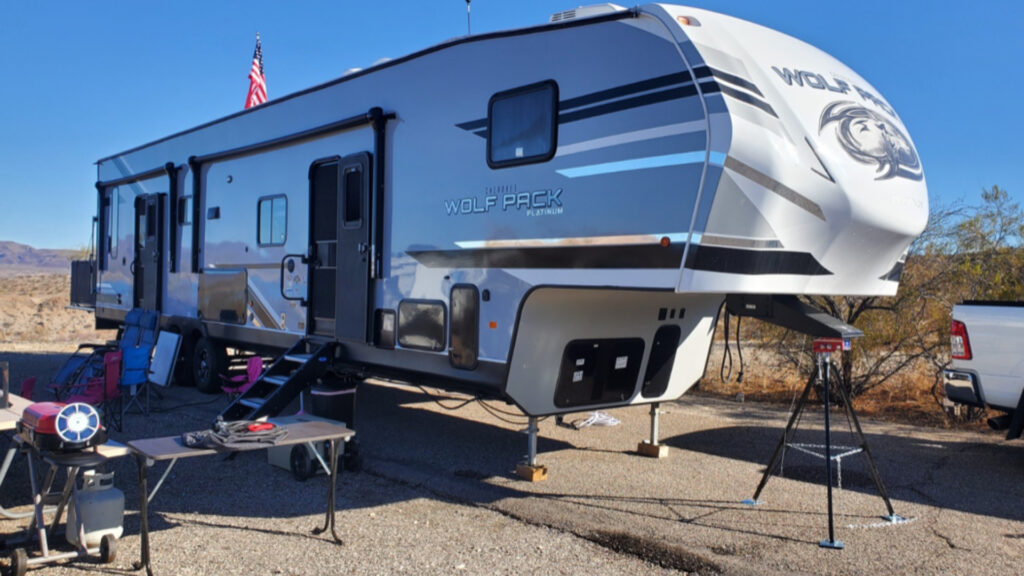 A fifth wheel parked using a 5th wheel tripod stabilizer