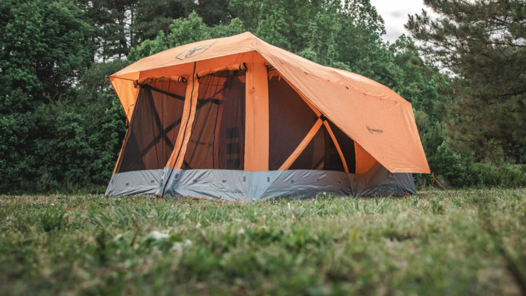 A gazelle tent with screen room outside