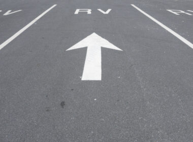 An arrow pointing to RV parking at a pull through rv sites