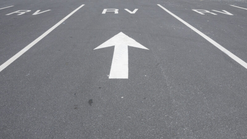An arrow pointing to RV parking at a pull through rv sites