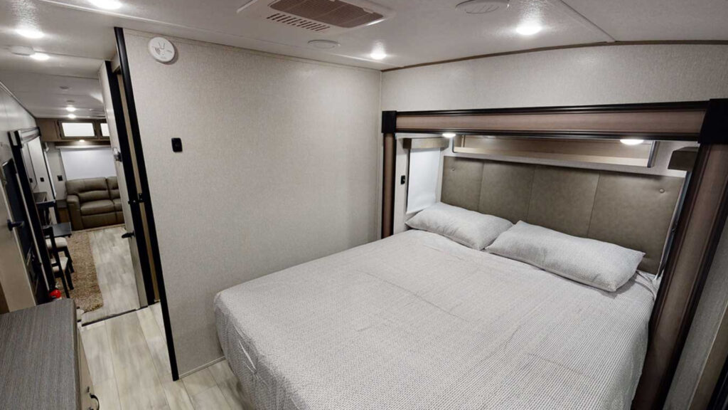 A 298RLS coachmen chaparral bedroom