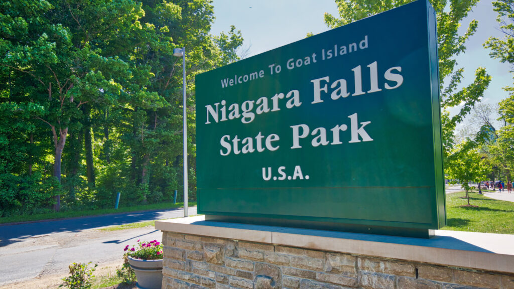 A Niagara Falls State Park welcome sign