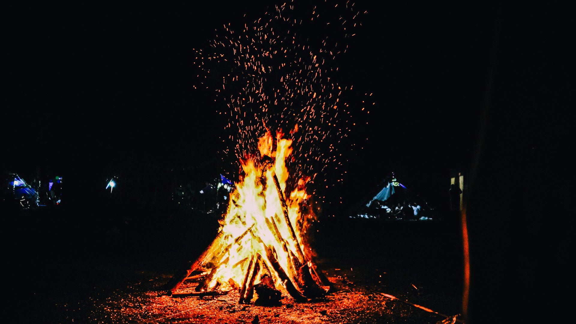 What Is The Difference Between A Campfire And A Bonfire? - Getaway Couple