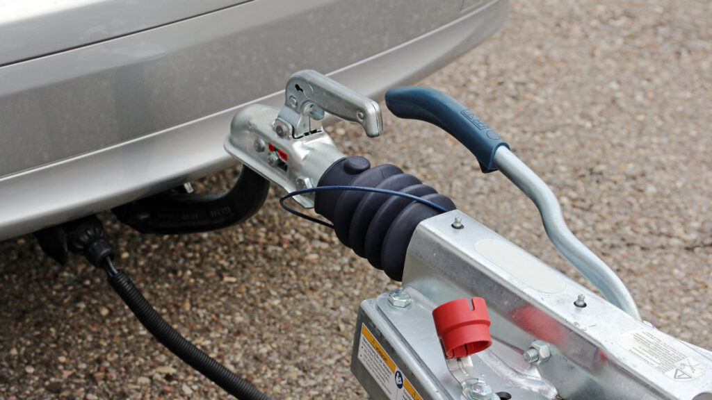 A gooseneck hitch attached to a vehicle