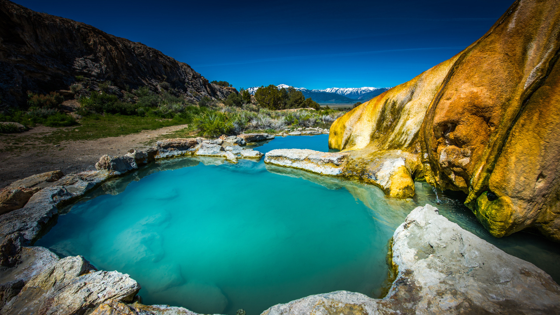 The Best Hot Springs In California To Soak Your Bones Getaway Couple 0400