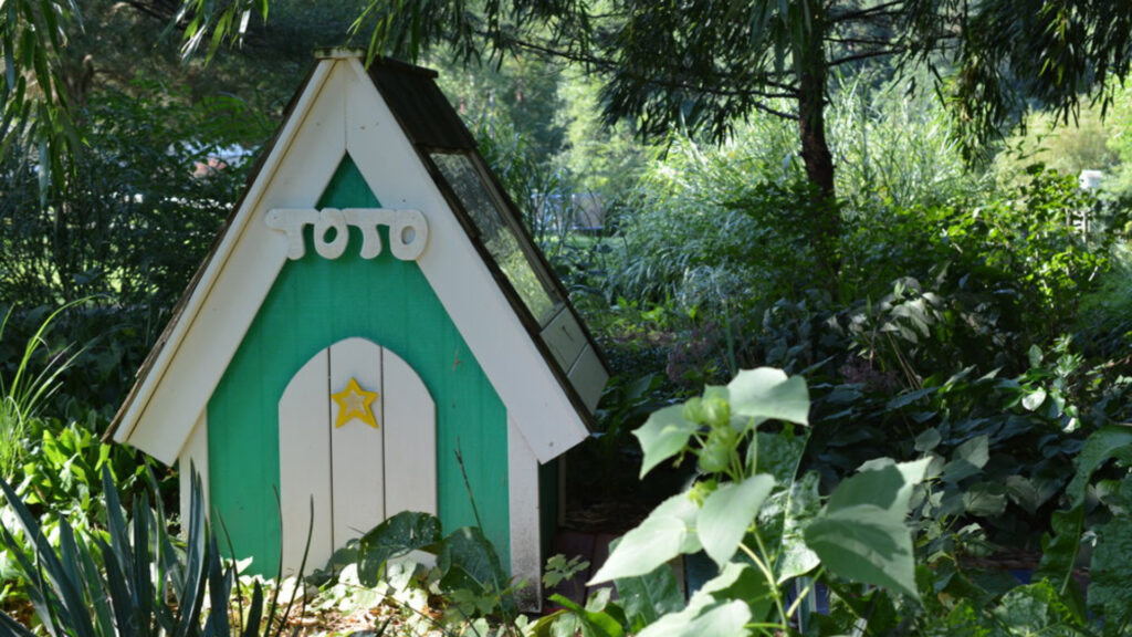 View of a dog house for toto at garden of oz