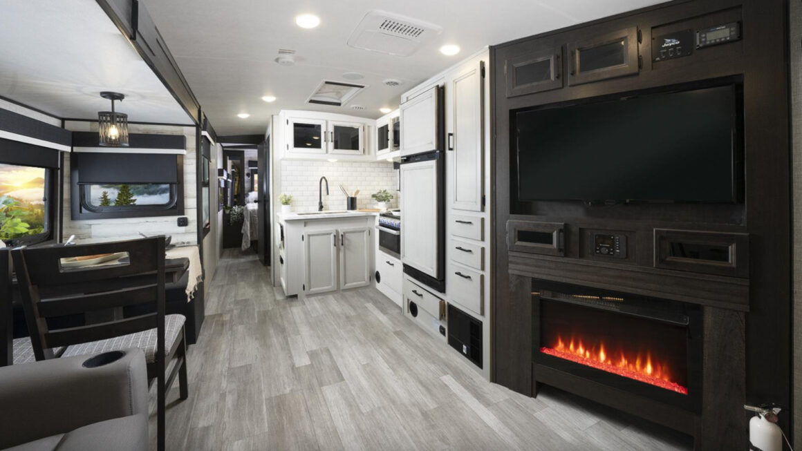 7-best-rvs-for-a-family-of-5-in-2023-getaway-couple