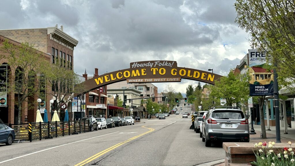 A welcome to golden sign