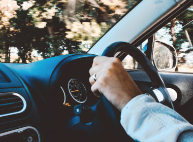 A person driving with a shaking steering wheel
