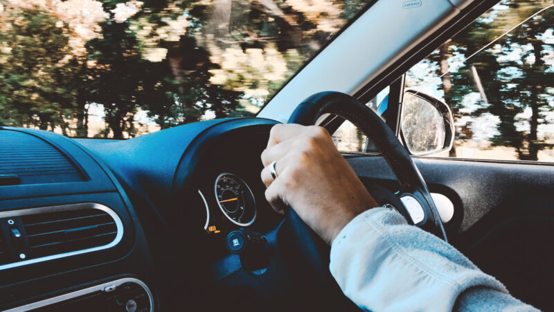 A person driving with a shaking steering wheel