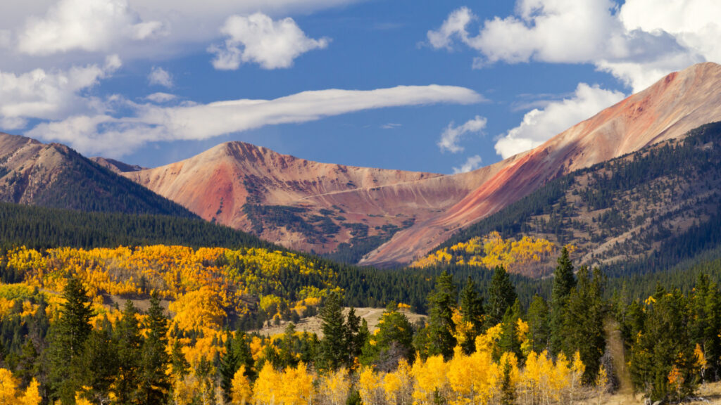 A mountain range in Aspen, Colorado in the fall