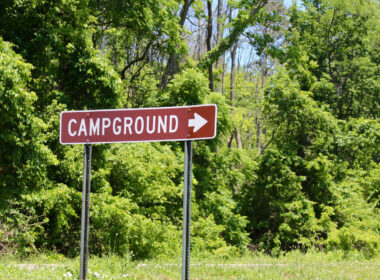 A sign pointing to a campground.