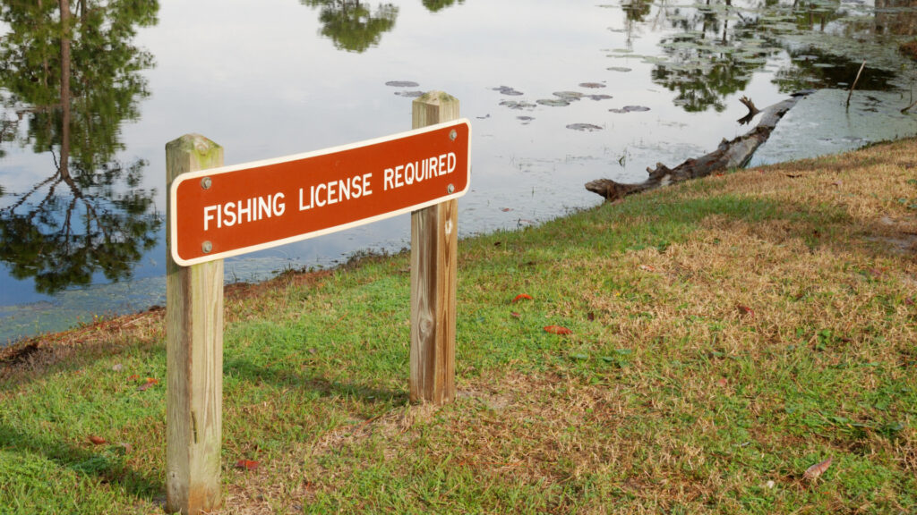 A sign stating a fishing license is required in Florida.