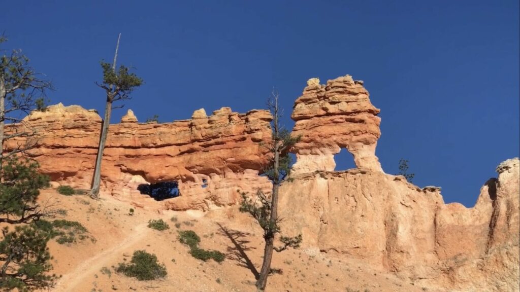 Hoodoo and arch formations in red rocks. 