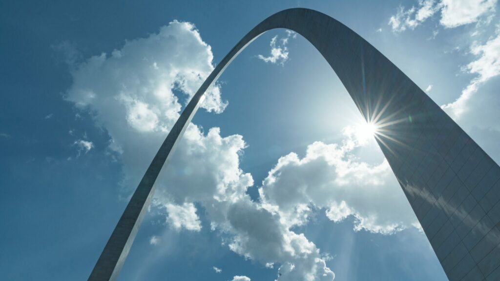 A low-angle shot of the Gateway Arch in Gateway Arch National Park. 