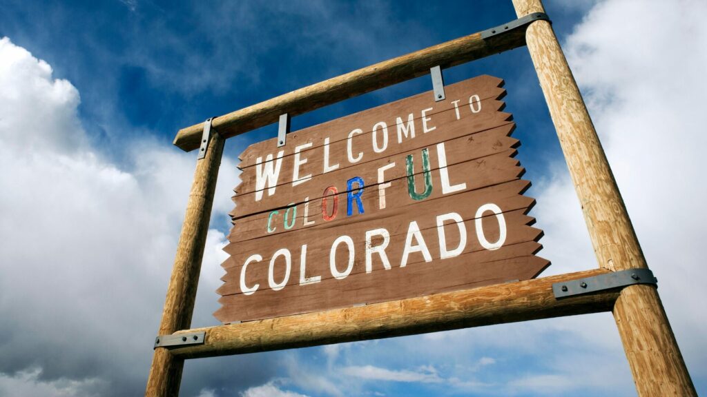 A photo of a Welcome to Colorado Sign with the word colorful colored in. 